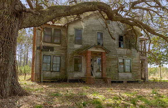 An abandoned home somewhere in rural South Carolina along US Highway 17.